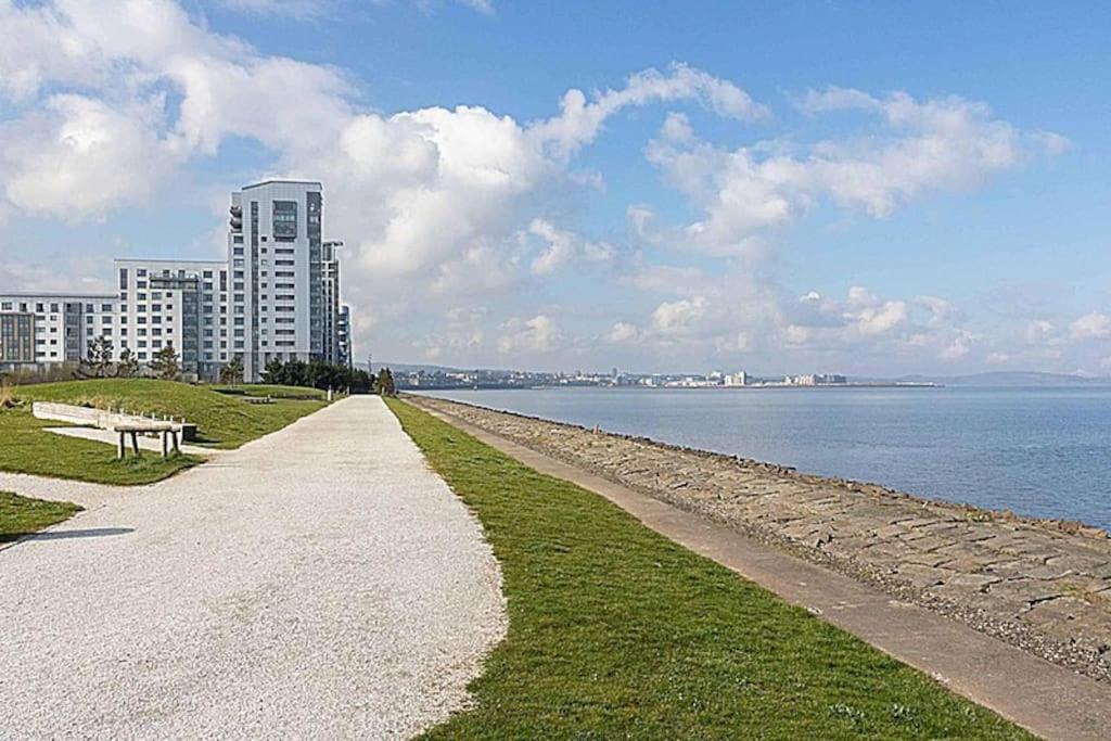 Modern 2 Bed Apartment With Stunning Seaside View EDI Eksteriør bilde