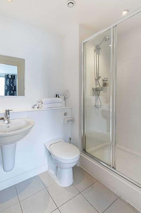 Modern 2 Bed Apartment With Stunning Seaside View EDI Eksteriør bilde