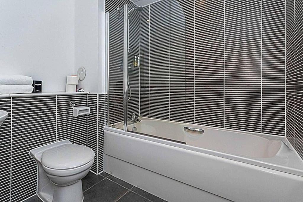 Modern 2 Bed Apartment With Stunning Seaside View EDI Eksteriør bilde