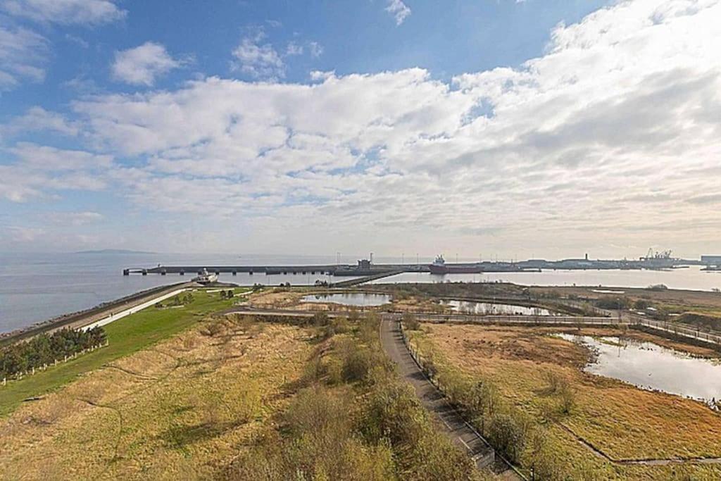 Modern 2 Bed Apartment With Stunning Seaside View EDI Eksteriør bilde